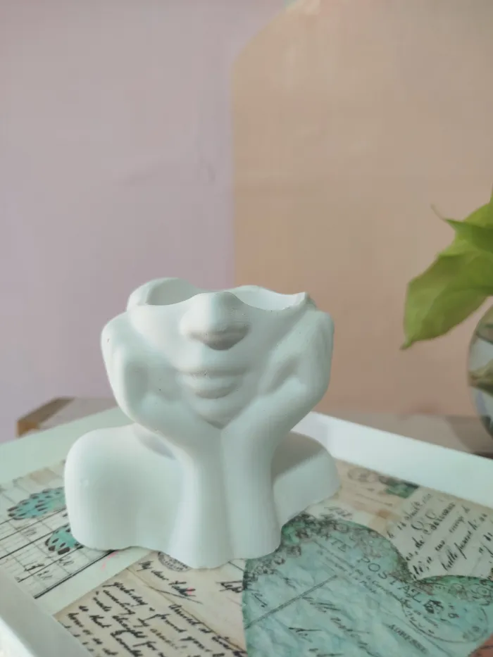 Maceta mujer con mano en la car 2