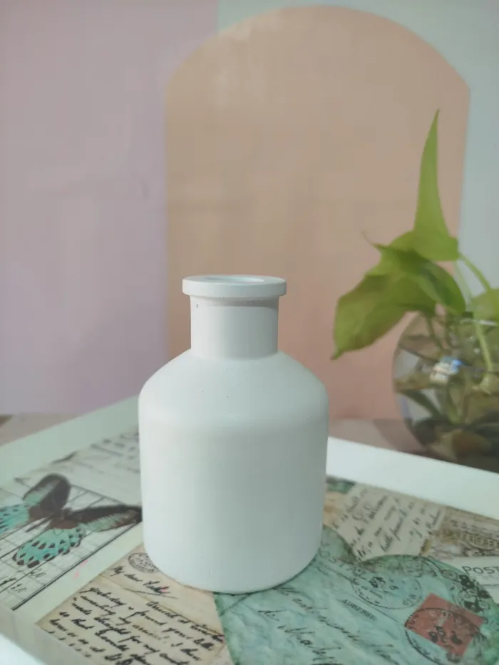 florero garrrafa liso 10cm  material yeso