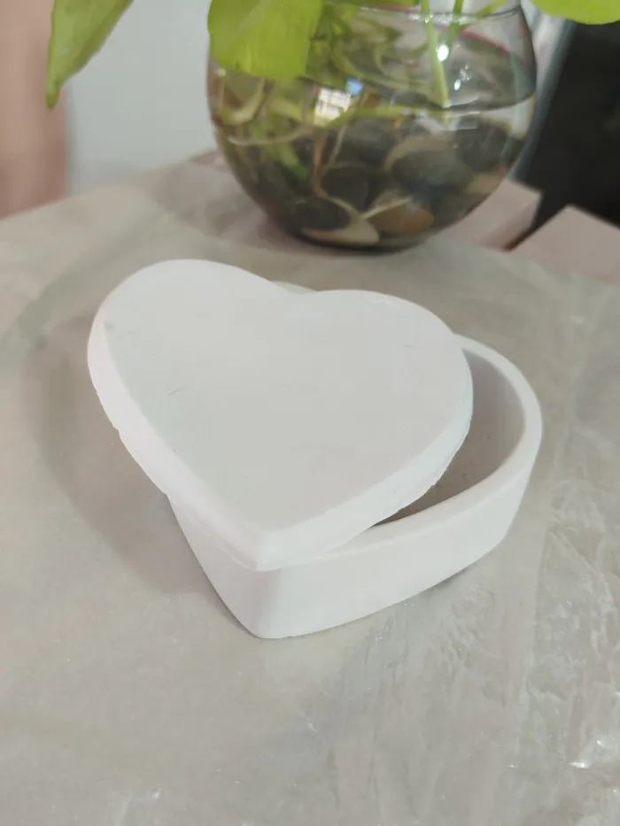 Contenedor corazón con tapa 