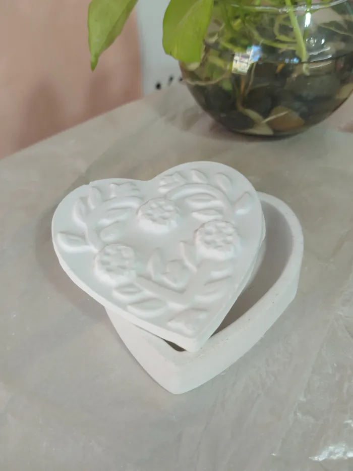 Contenedor corazón con tapa  2