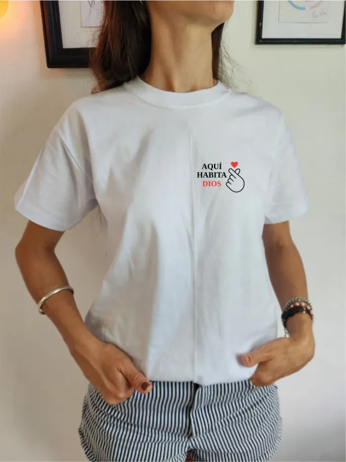 Remera "Aquí habita Dios"