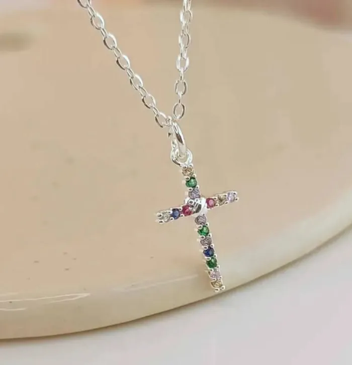 Collar cruz de color 