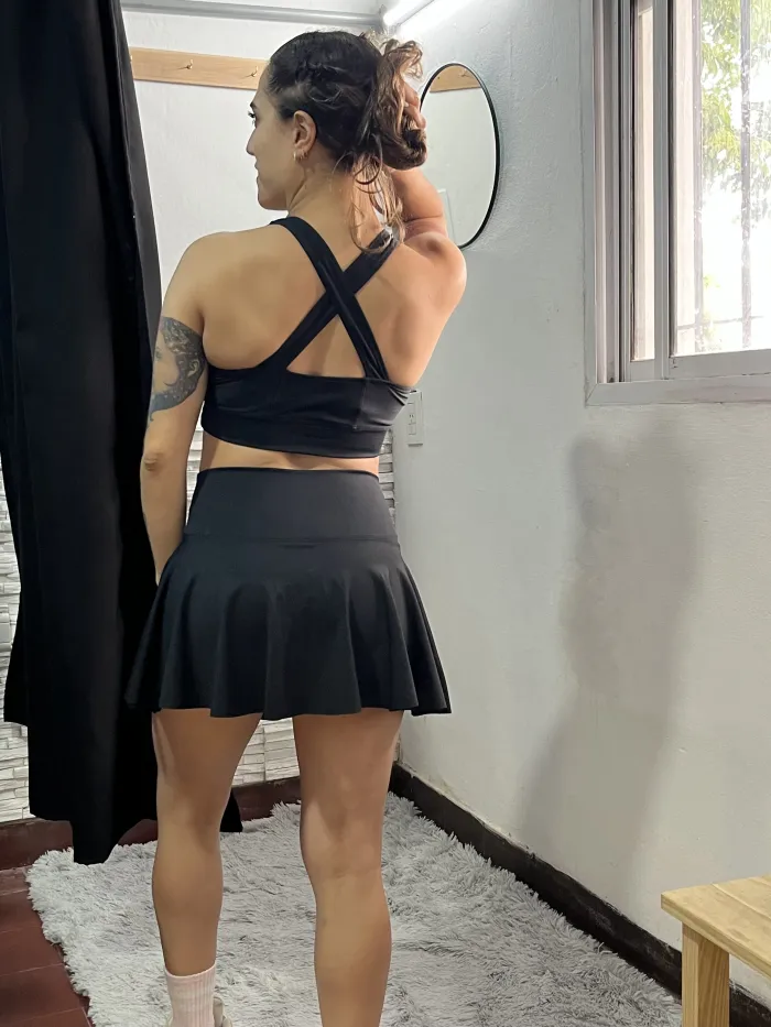 Conjunto: Pollera gamma2020 y top negro 2