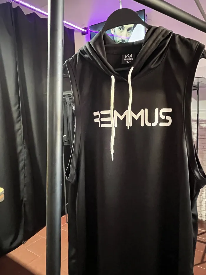 Musculosa con capucha para hombres  2