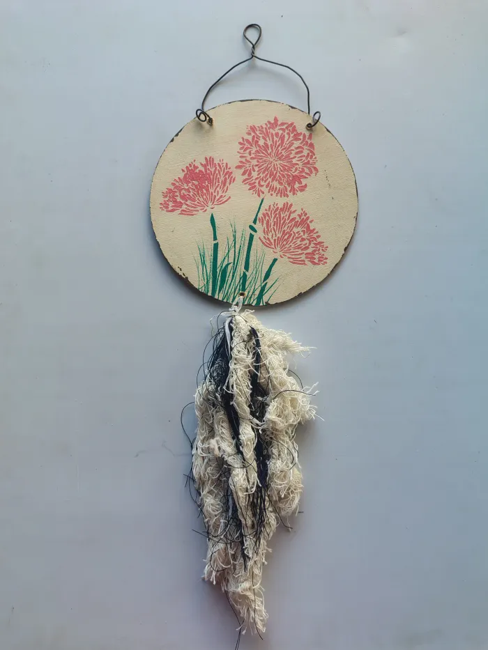 Colgante Decorativo Artesanal con Flores y Flecos  2