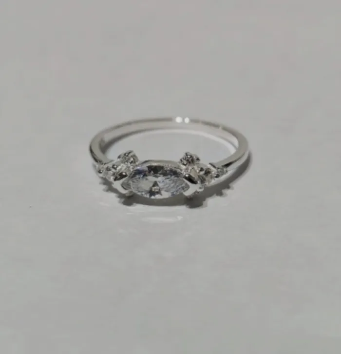 Anillo de Plata con Piedra Ovalada