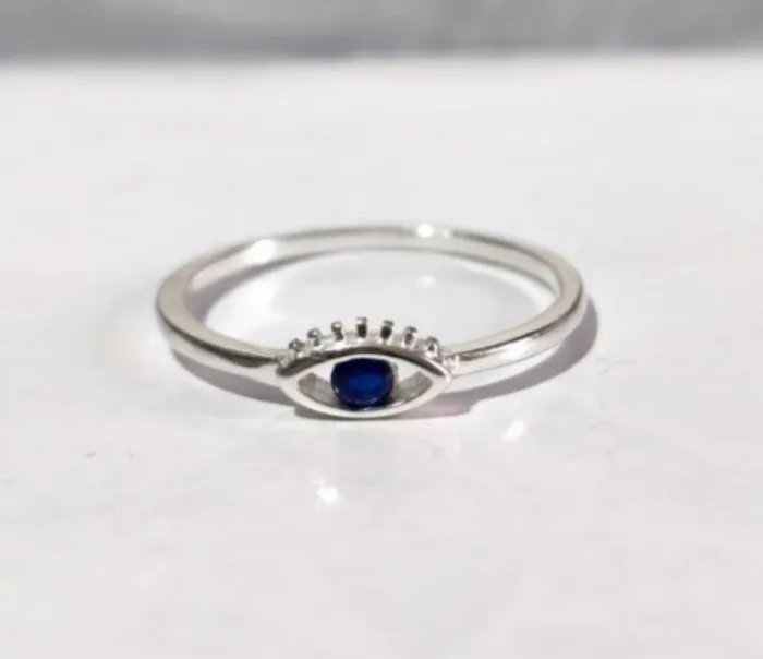 Anillo de Plata con Ojo de Zafiro