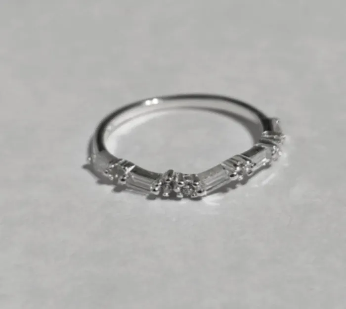 Anillo de Plata con Piedras Brillantes