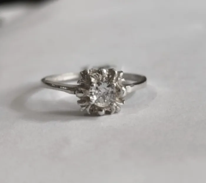 Anillo de Plata con Piedra Brillante