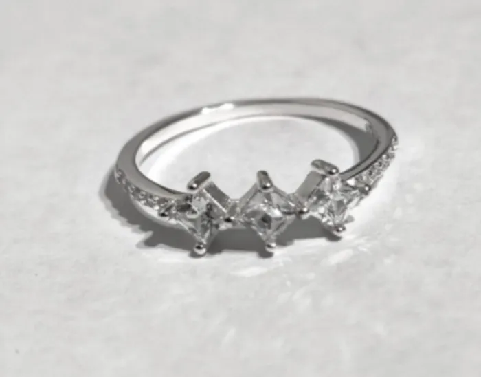 Anillo de Plata con Tres Piedras Brillantes