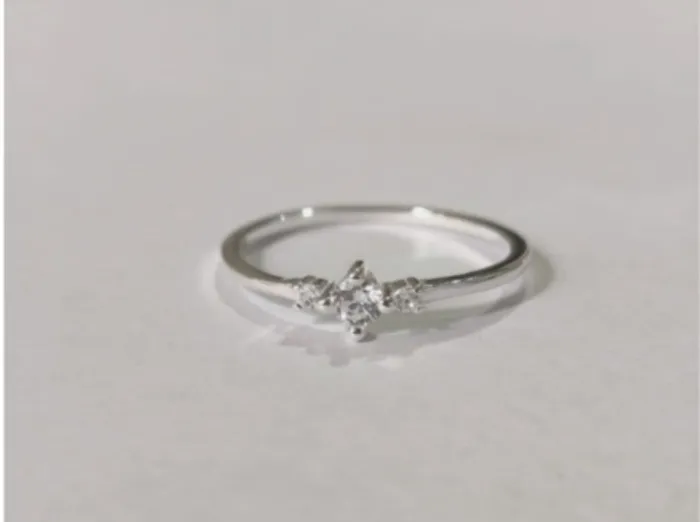Anillo de Plata con Piedras Brillantes