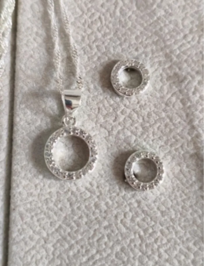 Juego de collar y aros de plata con circonitas