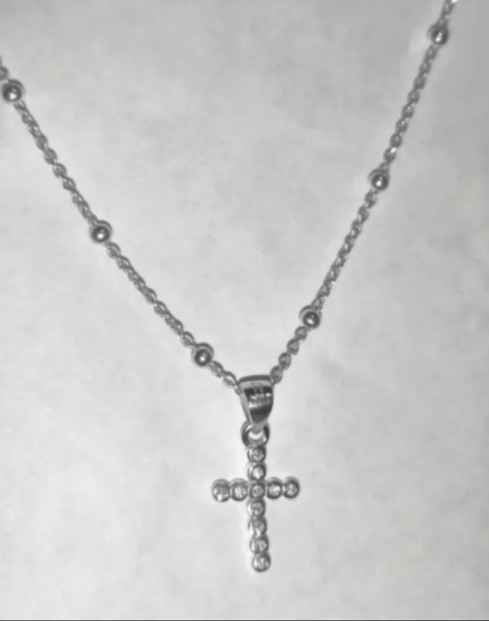 Collar con Cruz de Plata