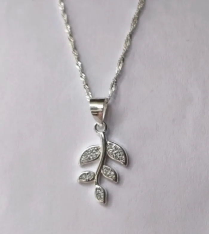 Collar de plata con colgante Laurel