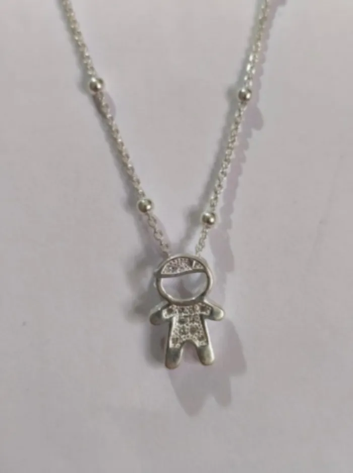 Collar de Plata con Colgante de Niño