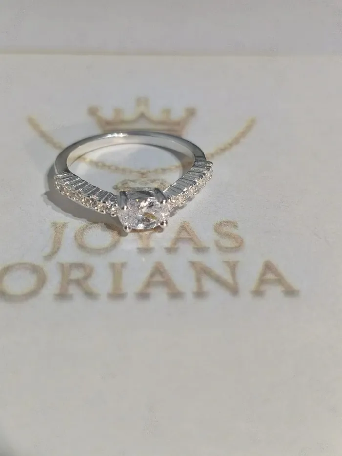 Anillo con circonia corte brillante