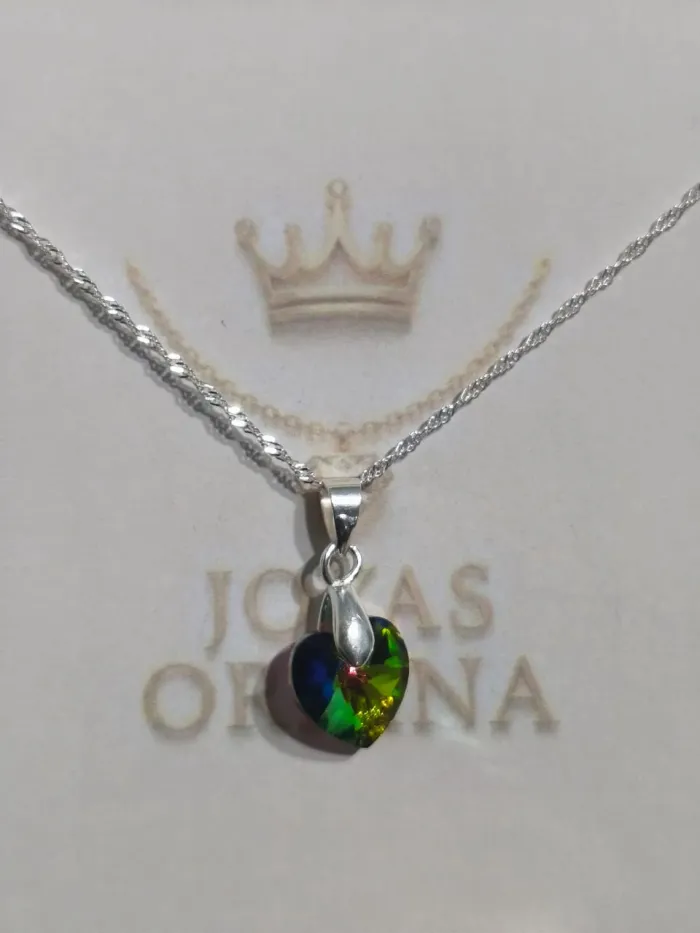 Collar de plata 925 con corazón de cristal verde.  
