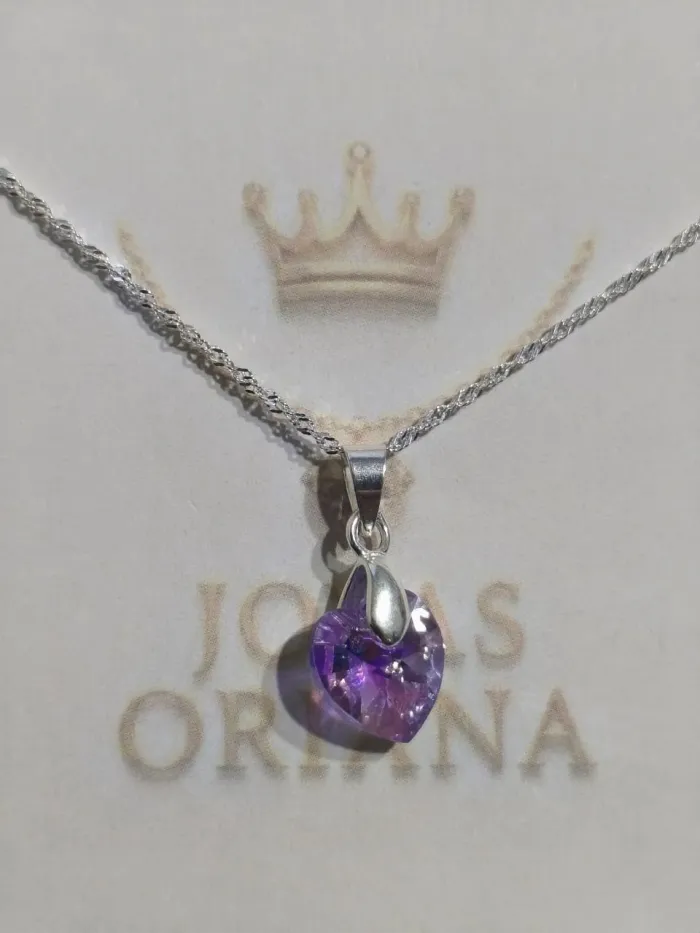 Collar de plata 925 con corazón de cristal púrpura.