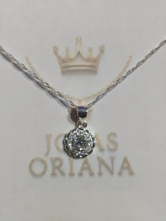 Collar de plata 925 con dije circular y circonia central brillante.  