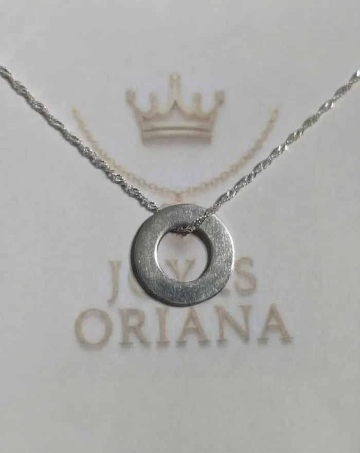 Collar de plata 925 con dije circular calado, ideal para grabados personalizados.  