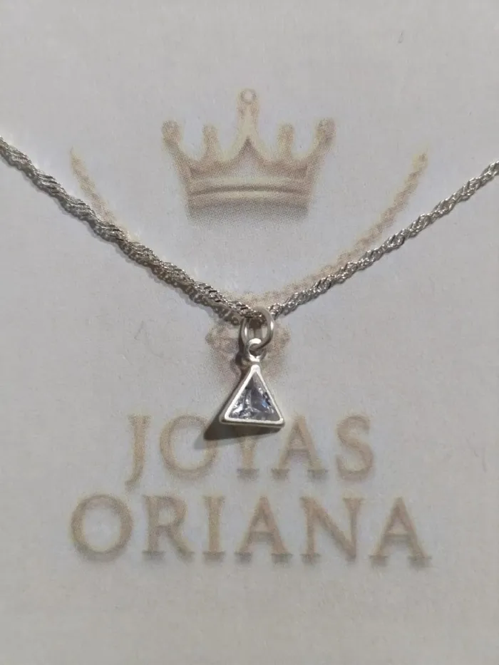 Collar de plata 925 con dije triangular y circonia