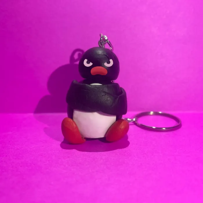 Llavero de pingu enojado
