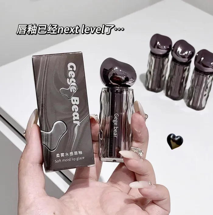 Soft moist lip glaze 