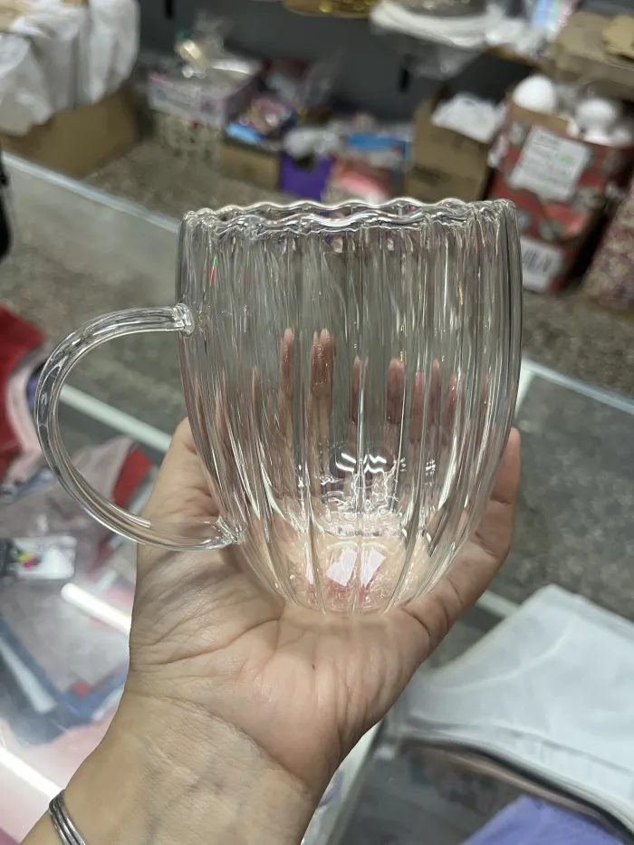 Taza acanalada de vidrio