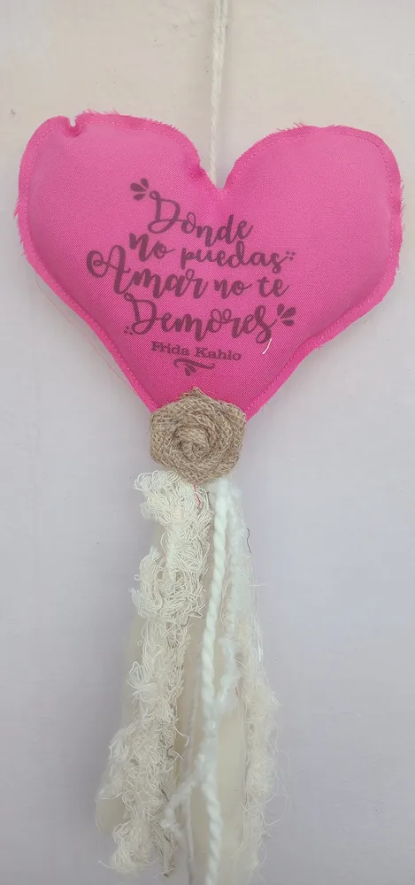 Descubrí el colgante con frase de Lumora, el toque