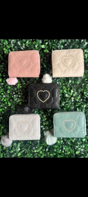 Billetera chica, corazón bordado y pompón 