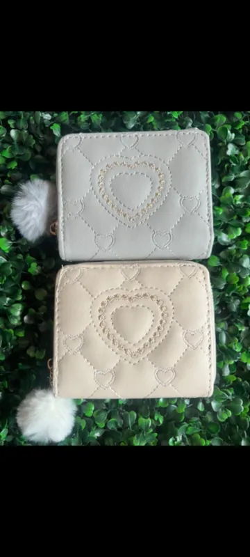 Billetera chica, corazón bordado y pompón  2