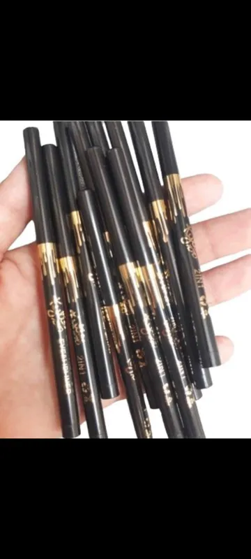Delineador retractil negro Kylie 4