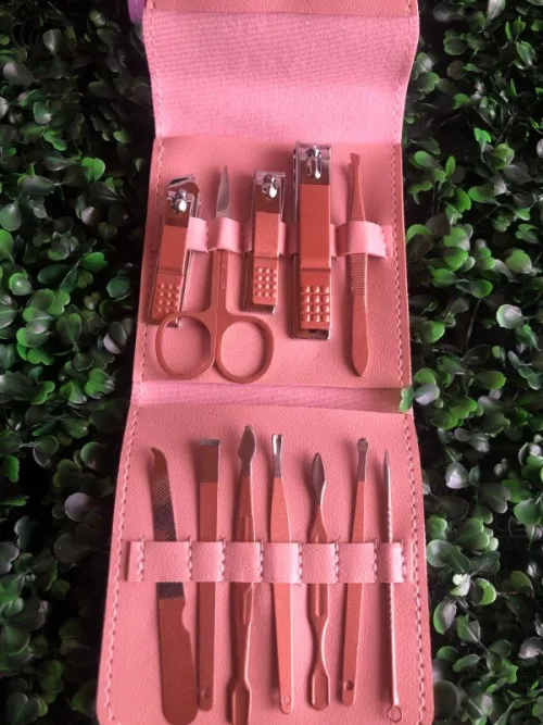 Set de manicuría X12 en estuche  2
