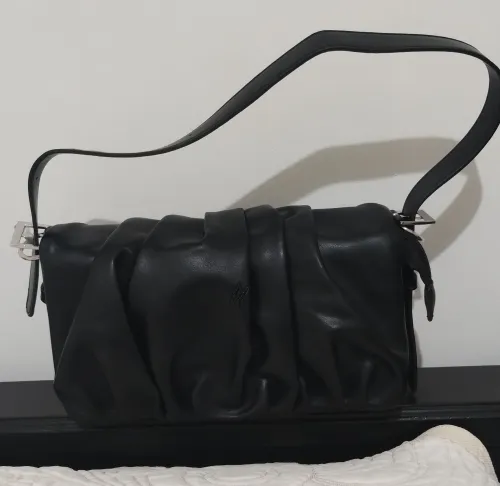 Cartera bandolera Amayra negra con frunces 