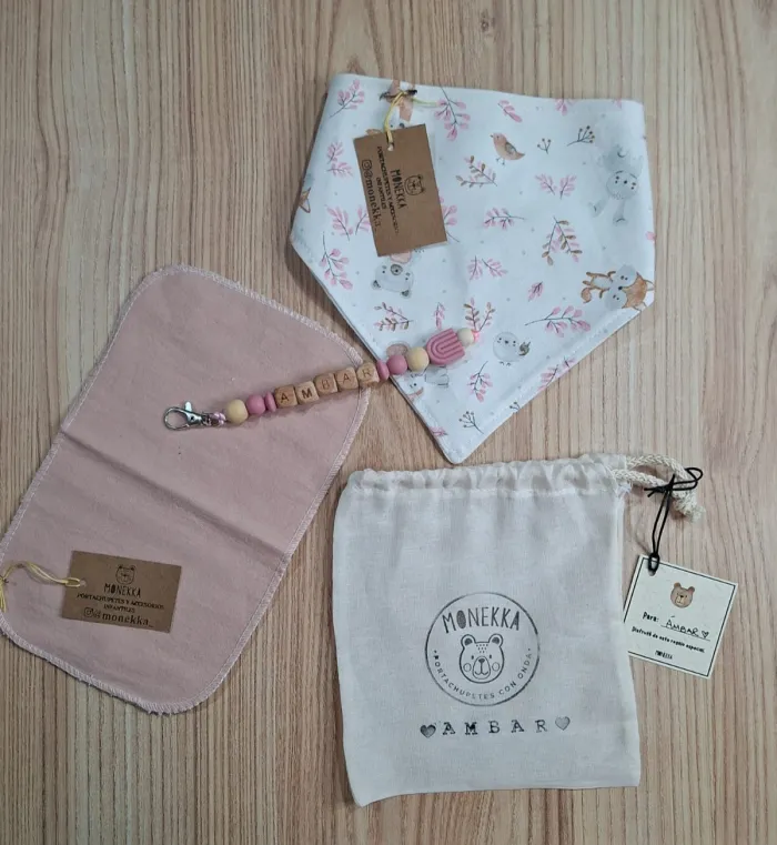 Combo llavero personalizado + babero + babita