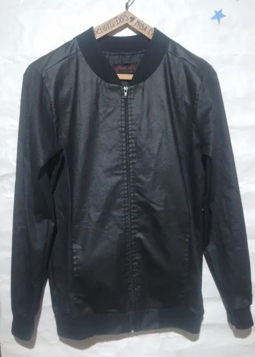 Campera engomada talle L hombre. 1