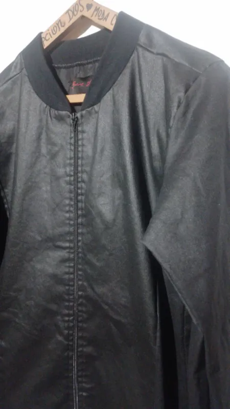Campera engomada talle L hombre. 2