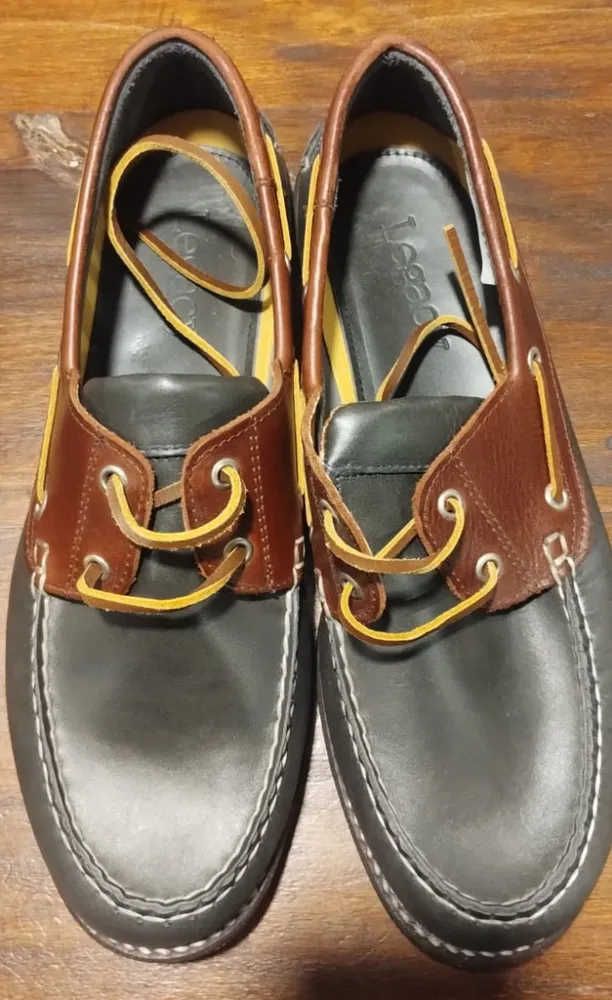 Zapatos náuticos negros y marrones
