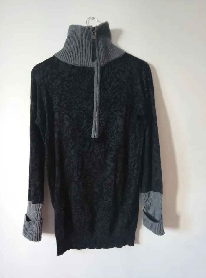 Sweater Cuello Alto con cierre (Talle S)