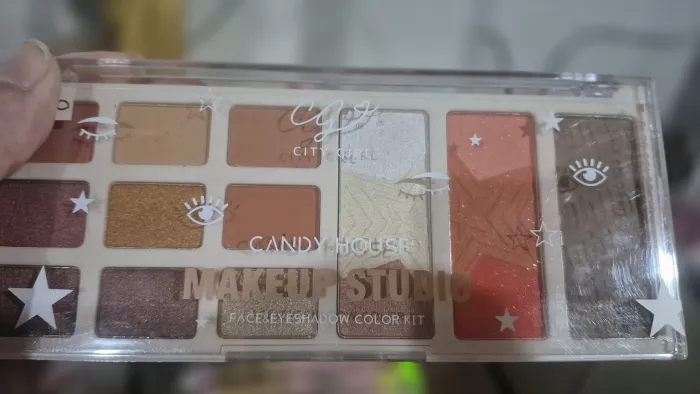 Paleta de sombras, iluminador y rubor 2