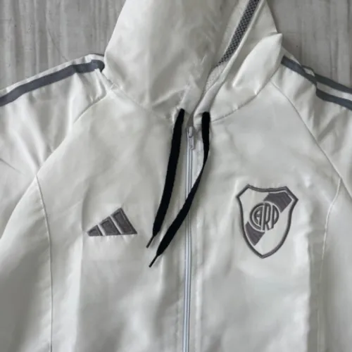 CAMPERA-RIVER PLATE- ROMPEVIENTOS BLANCA 3