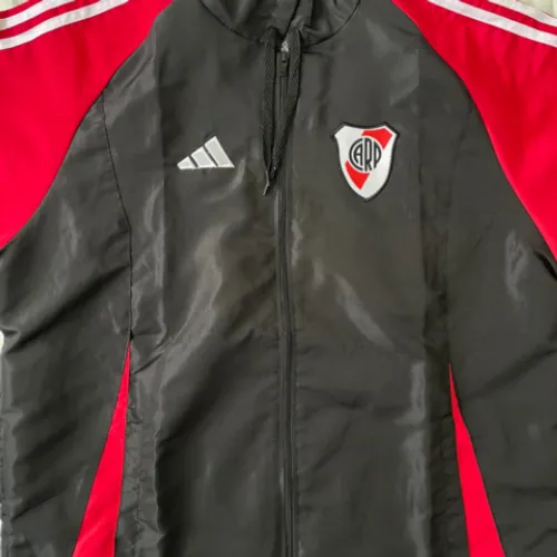 CAMPERA-RIVER PLATE- ROMPEVIENTOS NEGRA Y ROJA 3
