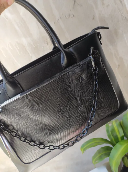 Cartera Amayra negra con detalle cadena