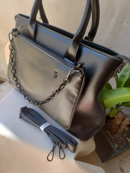 Cartera Amayra negra con detalle cadena 2