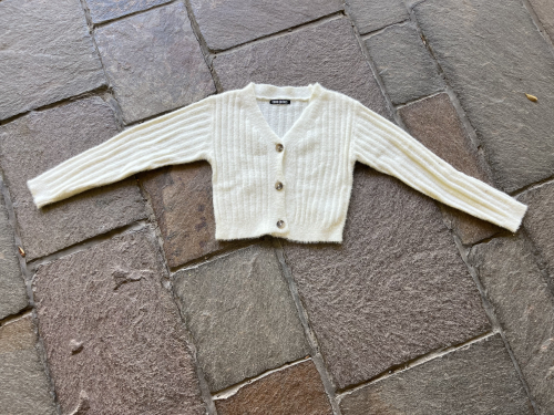 Suéter blanco con botones (COMO QUIERES)