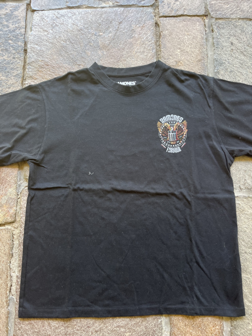 Remera negra estampada (PULL&BEAR)