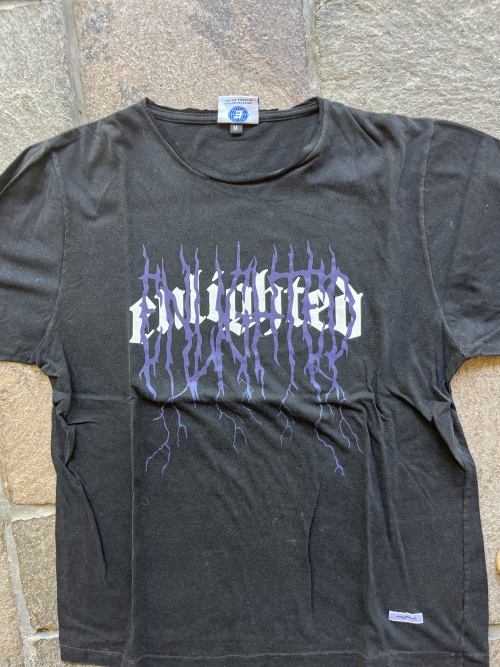 Remera negra estampada (ENLIGHTED)