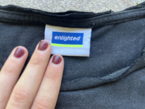 Remera negra estampada (ENLIGHTED) 2