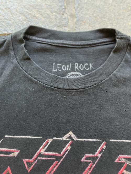 Remera negra estampada (LEON ROCK) 2