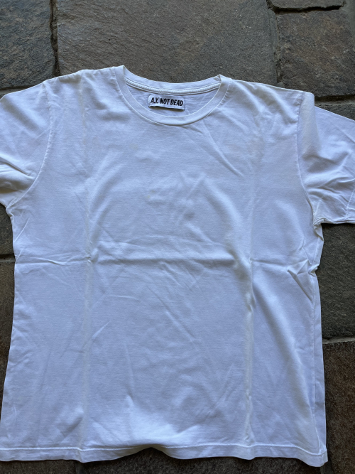 Remera blanca (AY NOT DEAD)